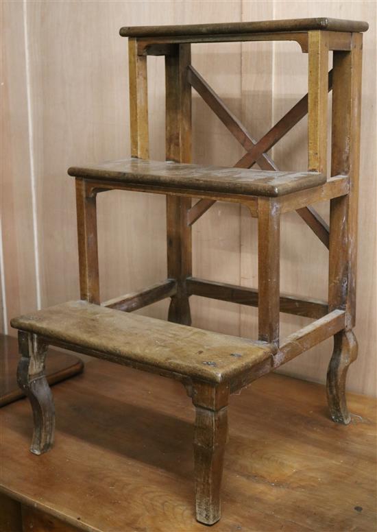 A set of library steps W.44cm